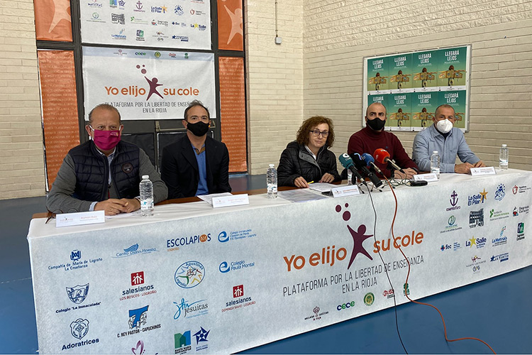 La Plataforma por la Libertad de Enseñanza en La Rioja se concentra esta tarde en el exterior de Riojaforum para denunciar la falta de diálogo y de voluntad de acuerdo del Gobierno de La Rioja