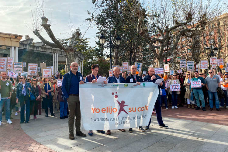 Trabajadores y familias de la educación concertada se concentran para denunciar el trato injusto del Gobierno de La Rioja y la falta de diálogo